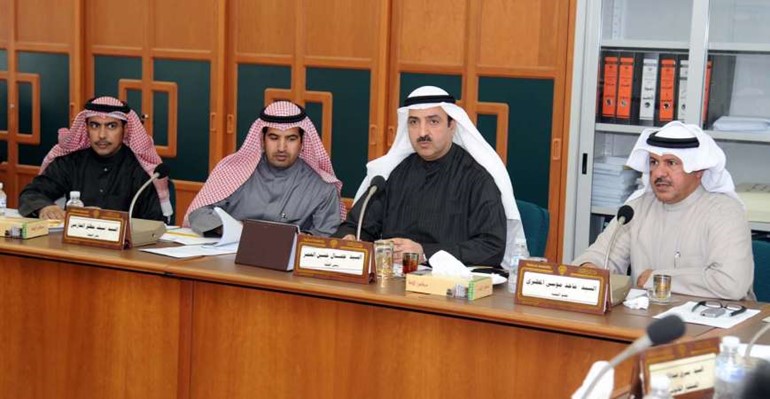 ماجد موسى وجمال العمر وسيف العازمي خلال اجتماع اللجنة﻿