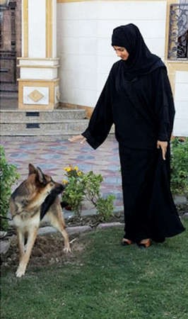 هيفاء حسين تلاعب الكلب البوليسي
