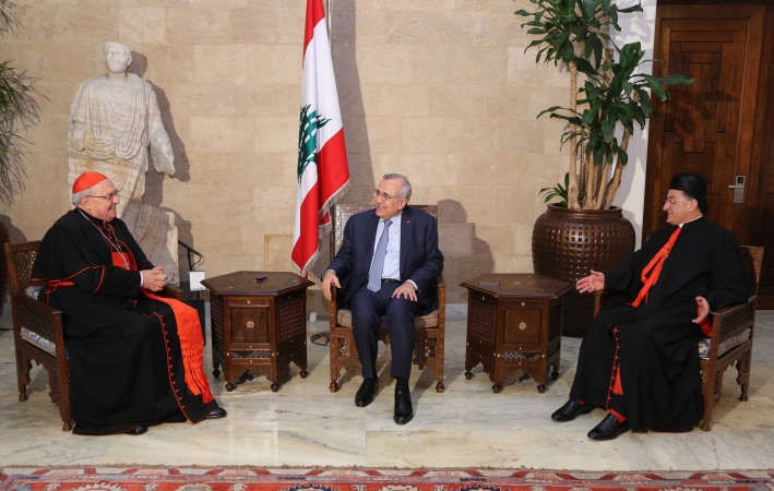 الرئيس سليمان مستقبلا رئيس مجمع الكنائس الشرقية في الفاتيكان الكاردينال ليوناردو ساندري بحضور الراعيمحمود الطويل 