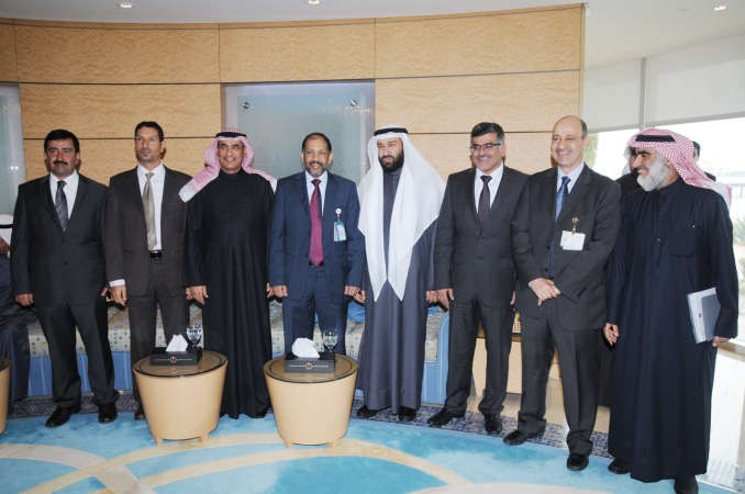 وزير النفط دعلي العمير متوسطا قيادات شركة البترول الوطنية وفي مقدمتهم محمد غازي المطيري محمد خلوصي
