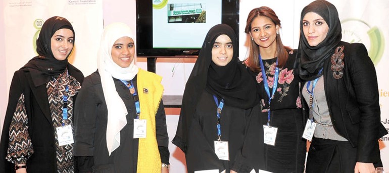 الطالبات اللاتي قدمن المشروع الفائز ﻿