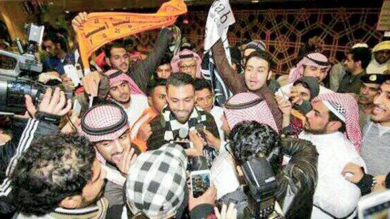 جماهير الشباب تحيط بلاعبها الجديد عماد خليلي في المطار﻿