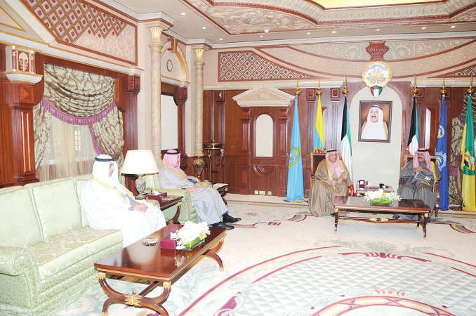 سمو ولي العهد الشيخ نواف الاحمد مستقبلا الشيخ خالد الجراح والشيخ سلمان الحمود والشيخ محمد العبدالله