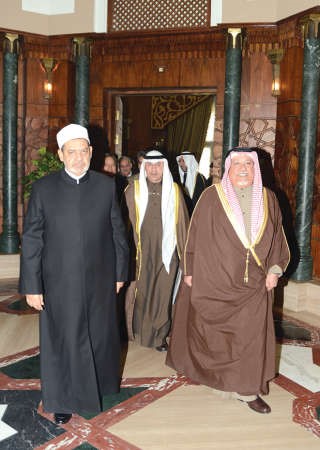 د احمد الطيب في استقبال الشيخ علي الجراح لدى وصوله الى مشيخة الازهر