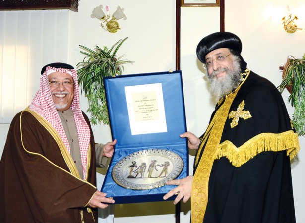 الانبا تواضروس يقدم هدية تذكارية الى مبعوث صاحب السمو
