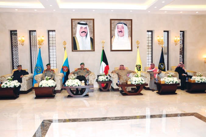 الشيخ خالد الجراح والفريق عبدالرحمن العثمان مع المكرمين 