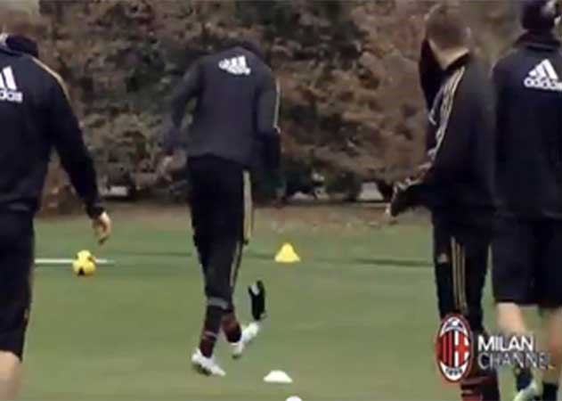 بالفيديو.. بالوتيلي يستعرض مهاراته الكروية بالتلاعب بقفازات زميله أبياتي