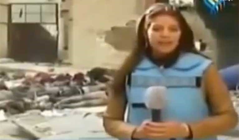 بالفيديو... فضائية سورية تبث تقريراً لمراسلة تقف بين جثث القتلى 