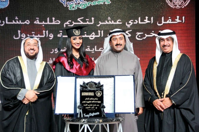 النائب م عادل الخرافي وماياد الحمود يكرمان غالية العسعوسي ووالدها