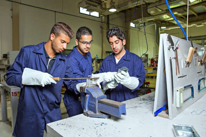 طلاب الهندسة داخل الورشة