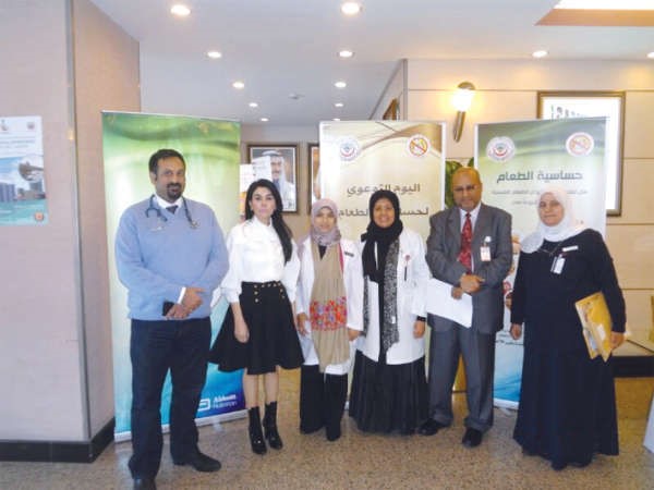 دافراح الصراف تتوسط فريق وحدة حساسية الطعام بمستشفى الاميري