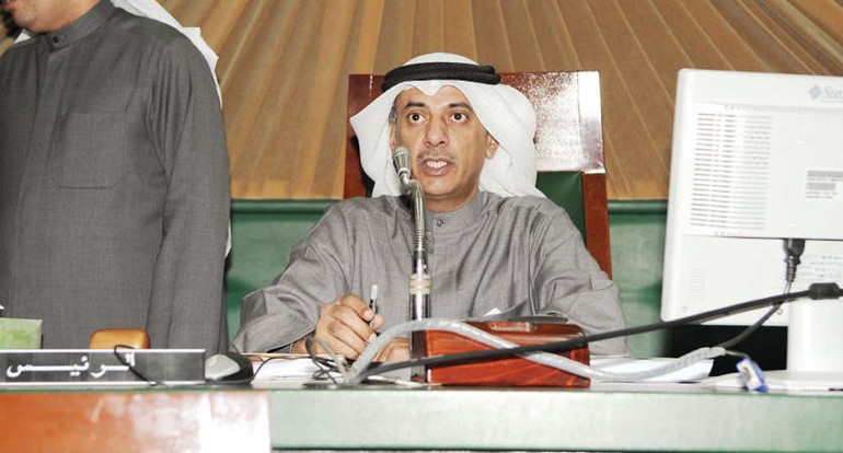 مهلهل الخالد خلال ترؤسه الجلسة﻿