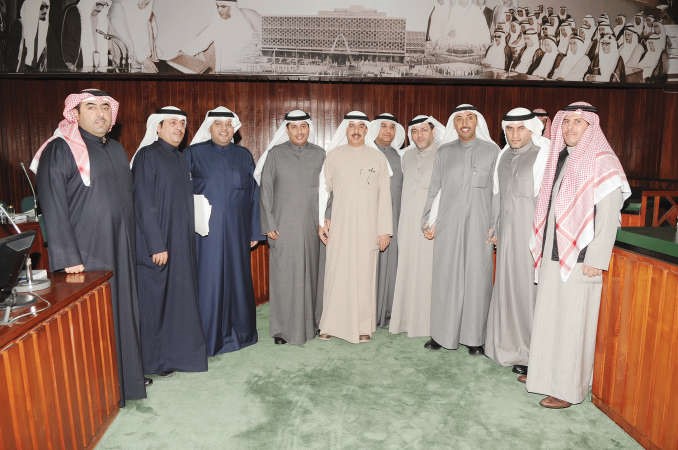 عدد من الاعضاء مع ماحمد الصبيح 	فريال حماد﻿