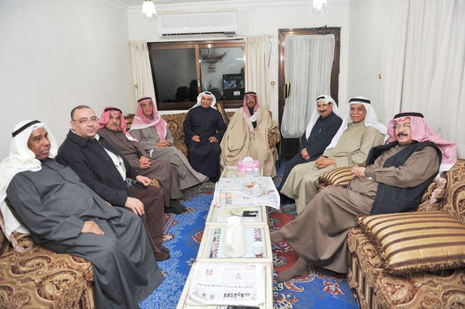 رواد ديوانية العجيل في منطقة الدعية ويبدو الزميل اسامة دياب	 هاني عبدالله﻿