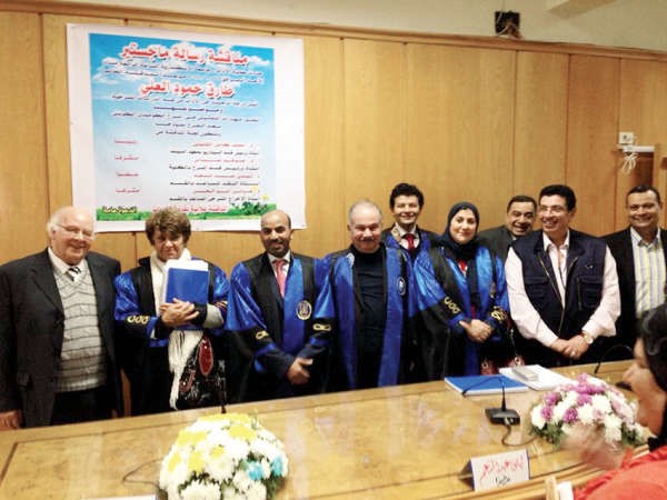 العلي يتوسط لجنة الاشراف على رسالته ولجنة المناقشة في جامعة الاسكندرية﻿