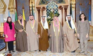 صاحب السمو الامير الشيخ صباح الاحمد اثناء استقباله الوزراء السابقين مصطفى الشمالي ود نايف الحجرف وشريدة المعوشرجي وسالم الاذينة ود رولا دشتي وذكرى الرشيدي﻿