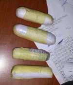 اللفافات اخفاها النزيل في مكان حساس ﻿