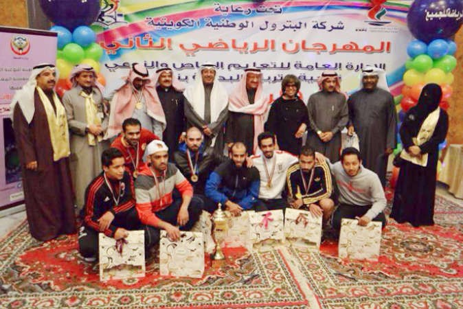 وليد عايش وحبيب التركماني مع المشاركين في المهرجان﻿
