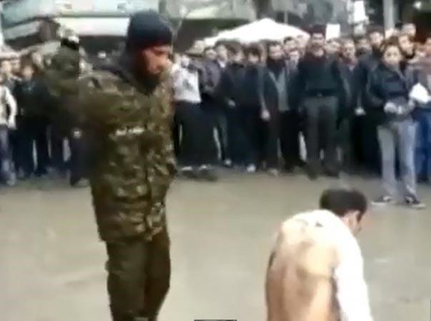 بالفيديو.. جهاديون في سورية يجلدون شخصين في الشارع بتهمة "التخلف عن الصلاة"
