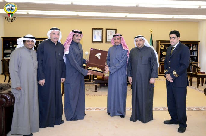 الغانم خلال استقباله نقابة الخطوط الجوية الكويتية بحضور يعقوب الصانع