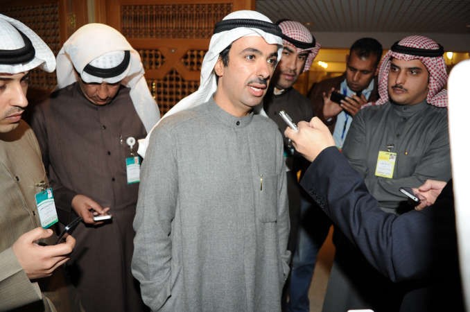 علي الراشد متحدثا للصحافيين﻿