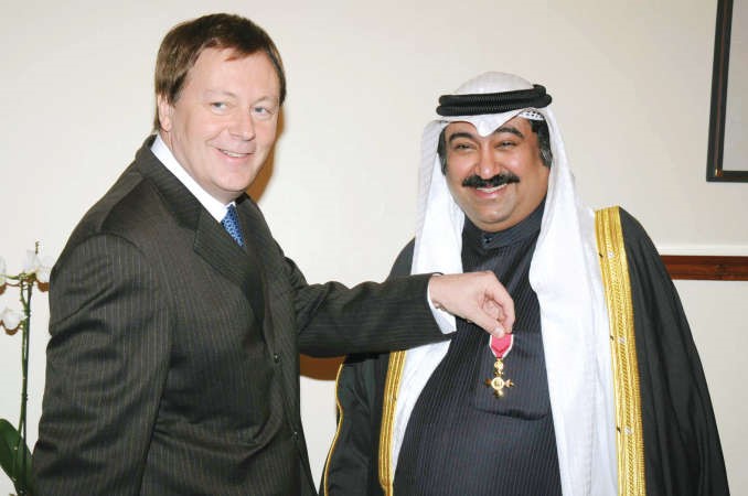 السفير البريطاني يقلد السفير الخبيزي الرتبة فائقة الامتياز﻿