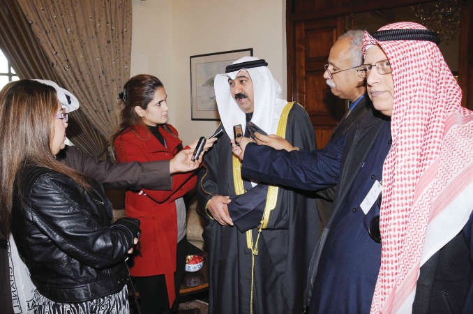 السفير الخبيزي متحدثا للصحافيين﻿