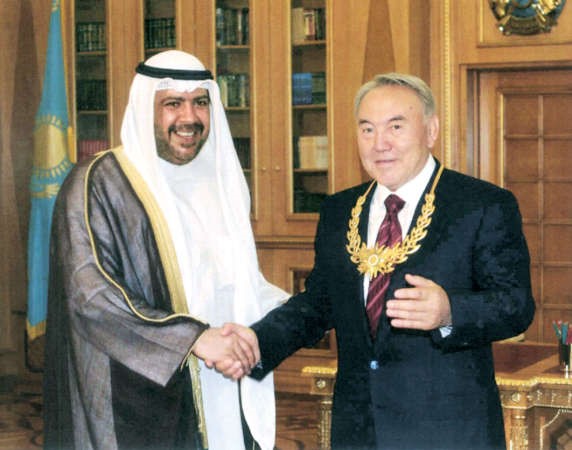 الشيخ احمد الفهد مقلدا الرئيس الكازاخستاني وسام المجلس الاولمبي الاسيويفي مناسبة سابقة﻿