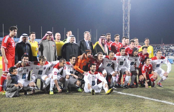 رئيس مجلس الامة مرزوق الغانم والشيخ طلال الفهد وعبدالعزيز المرزوق مع لاعبي بايرن والكويت هاني الشمري