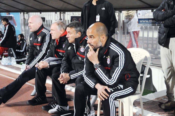 مدرب البايرن بيب غوارديولا يتابع المباراة