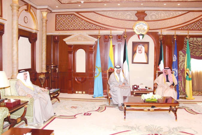 سمو ولي العهد الشيخ نواف الاحمد مستقبلا انس الصالح وعبد العزيز الابراهيم ﻿