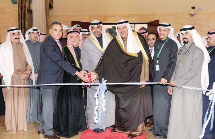 الشيخ محمد العبدالله والشيخ سلمان الحمود والمستشار محمد ابوالحسن لدى افتتاح المركز الاعلامي﻿