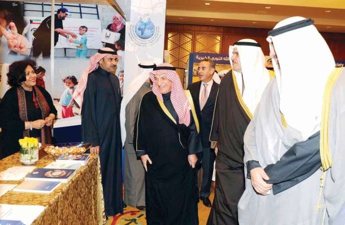 الشيخ محمد العبدالله والشيخ سلمان الحمود والمستشار محمد ابوالحسن وجولة في المعرض﻿