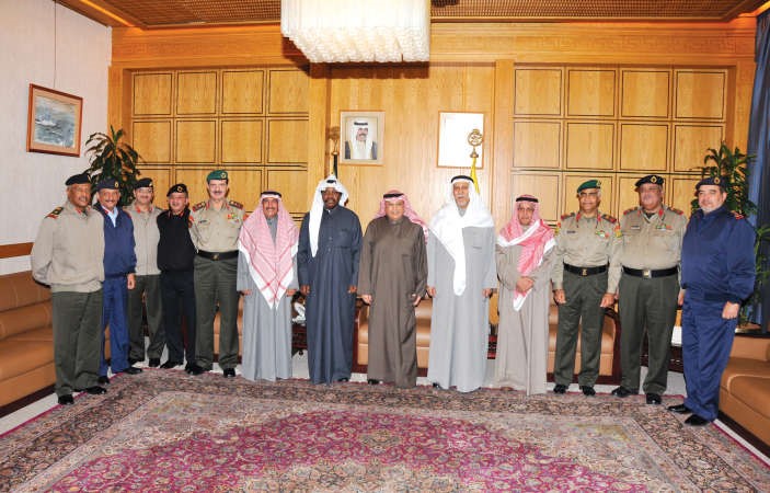 الشيخ خالد الجراح متوسطا الضباط المكرمين﻿