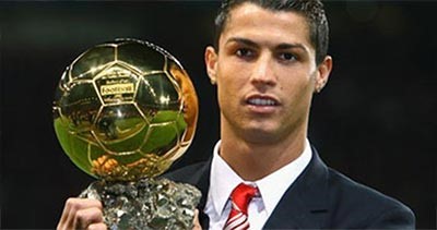 بالفيديو.. والدة رونالدو تبكي لحظة تتويجه بجائزة الكرة الذهبية فى 2013 