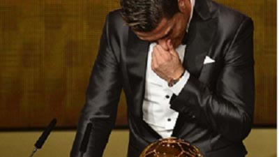 بالفيديو.. كريستيانو يوضح سبب دموعه: إنني شخص عاطفي