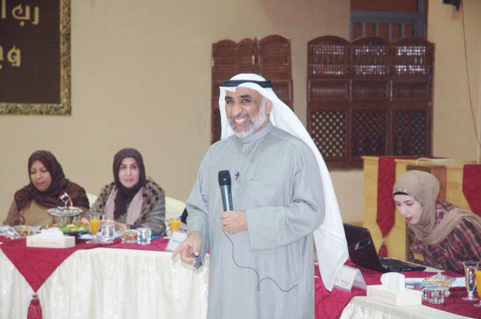 دايوب الايوب متحدثا خلال المحاضرة﻿