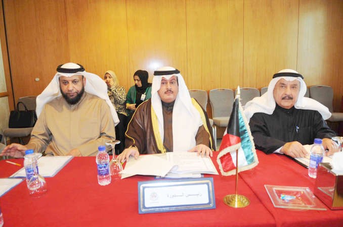 عبد المحسن المطيري وجمال الدوسري خلال الاجتماع	 اسامة ابوعطية﻿
