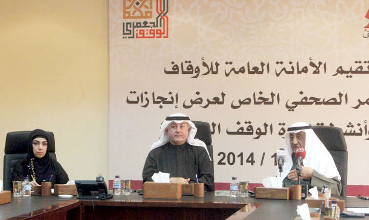 م اسامة الصايغ وعبد العزيز طاهر وجنان بو شهري خلال المؤتمر الصحافي ﻿