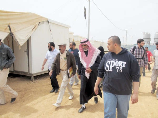 عبدالعزيز العبيد خلال زيارته مخيمات اللاجئين السوريين﻿