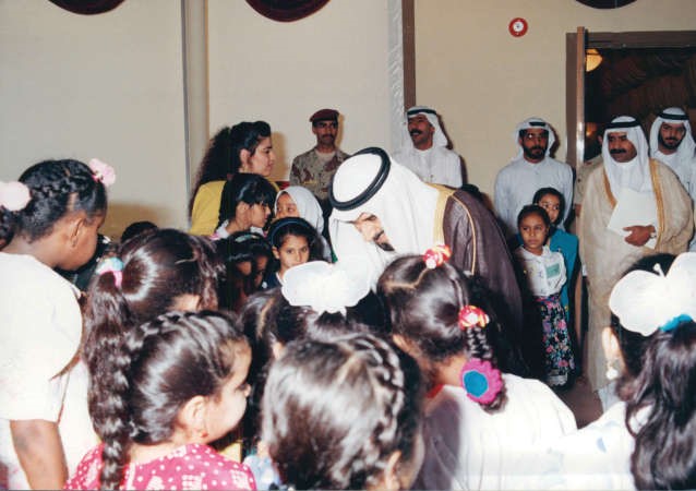 سمو الامير الراحل الشيخ جابر الاحمد رحمه الله مع ابناء الشهداء﻿