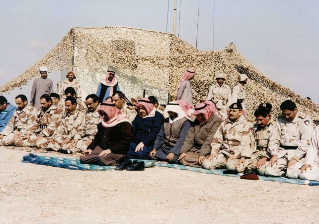  سمو امير البلاد الراحل الشيخ جابر الاحمد - رحمه الله - مصليا مع جنودنا اثناء زيارة تفقدية على الحدود﻿