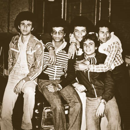 صورة نادرة لعمرو دياب
