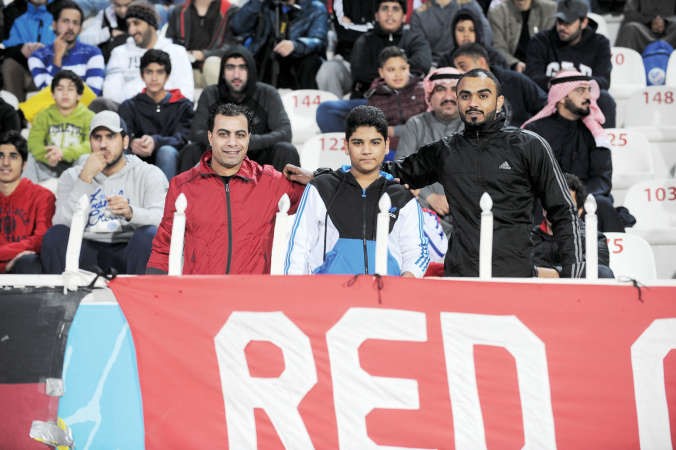 الزميلان عبدالله محمد ورضا ربيع يتابعان المباراة