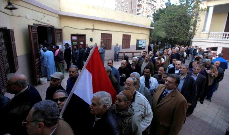 اقبال كثيف على الاستفتاء في الجيزة امس رويترز