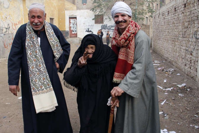 مسنة مصرية في طريقها للادلاء بصوتها في الاستفتاء امس		افپ﻿