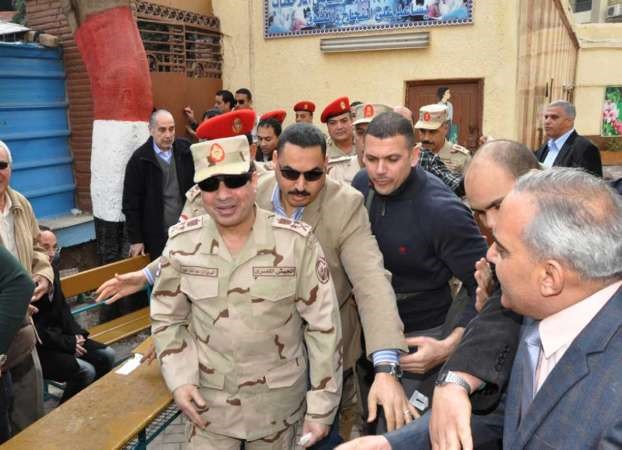 النائب الاول لرئيس الوزراء المصري القائد العام ووزير الدفاع والانتاج الحربى الفريق اول عبدالفتاح السيسي خلال تفقده احد مراكز الاقتراع في القاهرةافپ﻿