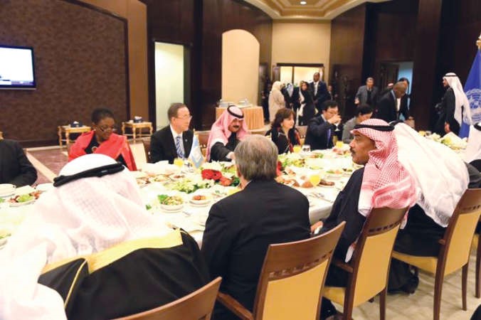الشيخ صباح الخالد والسكرتير العام للامم المتحدة بان كي مون وبعض الحضور اثناء مادبة العشاء 