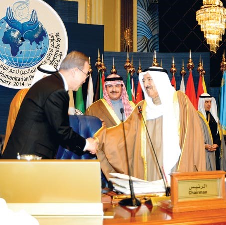 صاحب السمو الامير الشيخ صباح الاحمد مصافحا بان كي مون