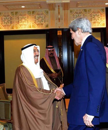 صاحب السموالامير مصافحا وزير الخارجية الاميركي جون كيري